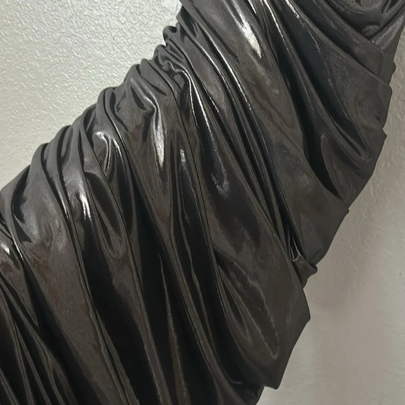 Norma Kamali
Diana Metallic Ruched One-Shoulder Gown - Picture 15 of 15